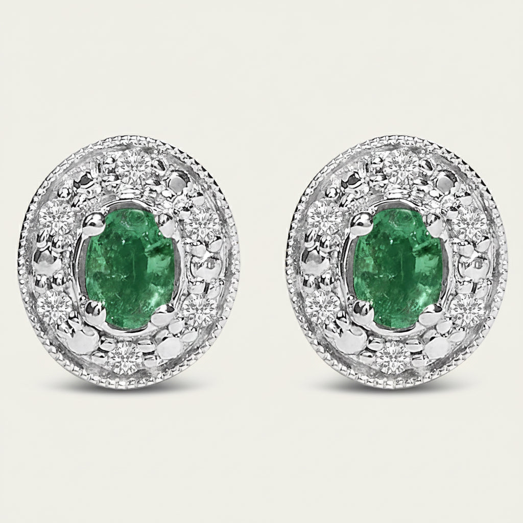 Boucles d'oreilles à tige en or blanc 14 carats avec émeraude verte ovale et halo de diamants 1/10 ct (couleur IJ, pureté I1-I2)