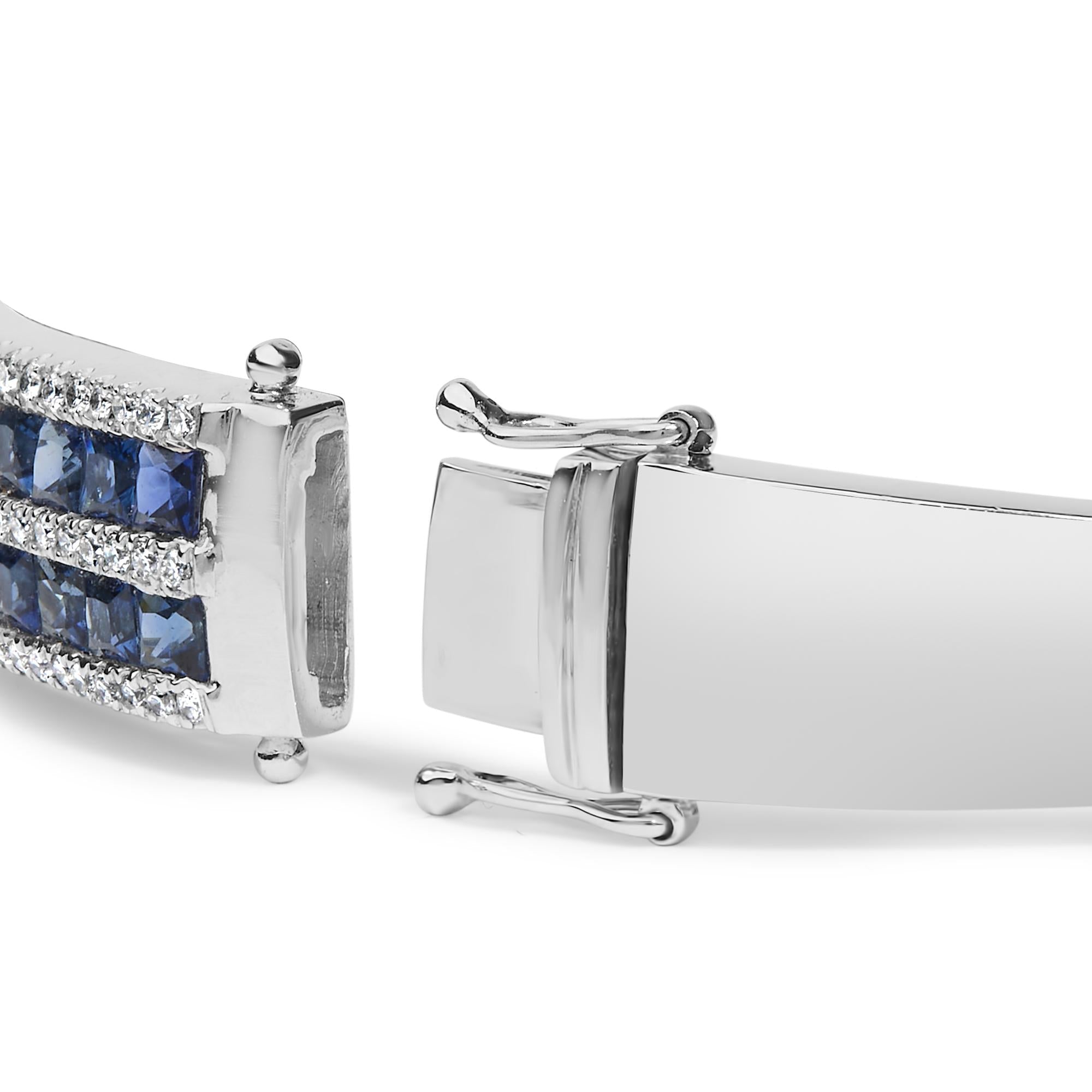 Bracelet jonc multi-rangs en or blanc 18 carats, serti de diamants alternés et de saphirs bleus taille princesse de 8,00 ct (couleur GH, pureté VS1-VS2) - 17,8 cm