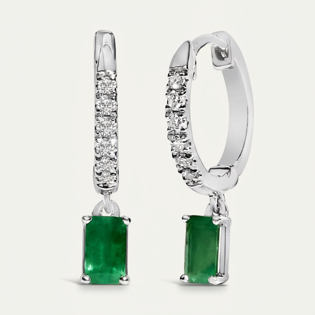 Boucles d'oreilles pendantes en or blanc 10 carats avec émeraude verte ovale et diamant 1/8 ct (couleur IJ, pureté I1-I2)