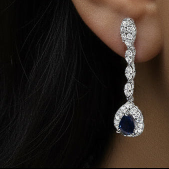 Boucles d'oreilles pendantes en or blanc 18 carats, diamants de 1 3/5 ct et saphirs bleus en forme de poire de 7 x 5 mm, 3,8 cm (couleur GH, pureté VS1-VS2)