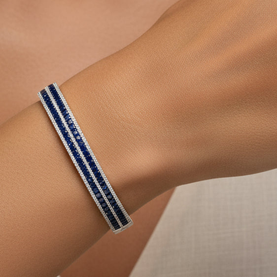 Bracelet jonc multi-rangs en or blanc 18 carats, serti de diamants alternés et de saphirs bleus taille princesse de 8,00 ct (couleur GH, pureté VS1-VS2) - 17,8 cm
