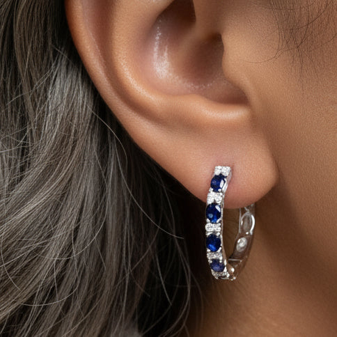 Boucles d'oreilles créoles alternées en or blanc 14 carats, saphir bleu ovale 4 x 3 mm et diamant 1/4 ct (couleur IJ, pureté SI2-I1)