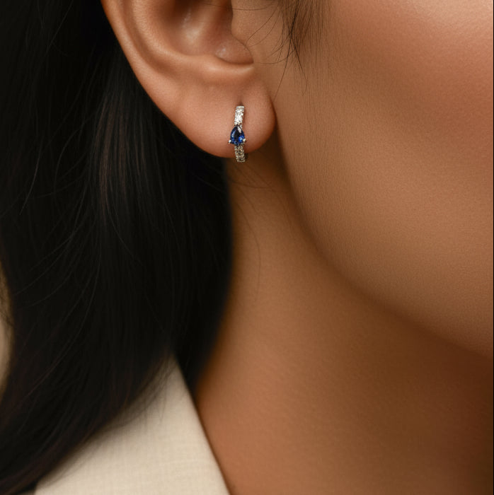 Boucles d'oreilles créoles en or blanc 10 carats avec saphir bleu en forme de poire et diamant 1/10 ct (couleur HI, pureté I1-I2)
